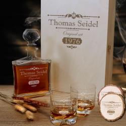 Whisky Geschenkset Whiskykaraffe und Gläser mit Gravur in Holzkiste mit 2 Rindenuntersetzer