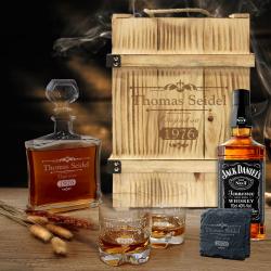 Großes Whisky Jack Daniels Geschenk Set mit Gravur Jack in Holzbox mit Schieferuntersetzer