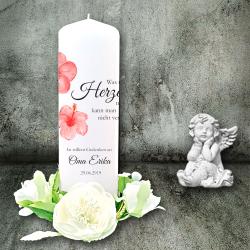 Individuelle Trauerkerze mit Blumen zum Gedenken an eine geliebte Person 