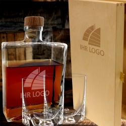 Basic Whisky Set inklusive Holzkiste mit Logo Gravur auf Karaffe und Kiste