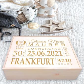 Individuelle Erinnerungsbox Baby aus Holz zur Geburt graviert 