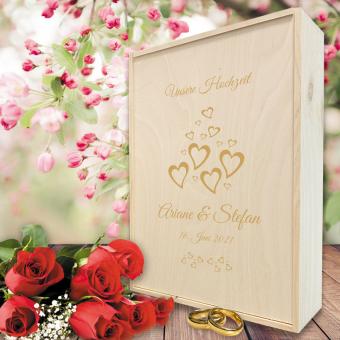 Gravierte Erinnerungsbox Hochzeit mit Herzen, Namen und Datum 
