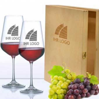 Rotwein-Geschenkset in Holzkiste mit Logo Gravur auf den Gläsern