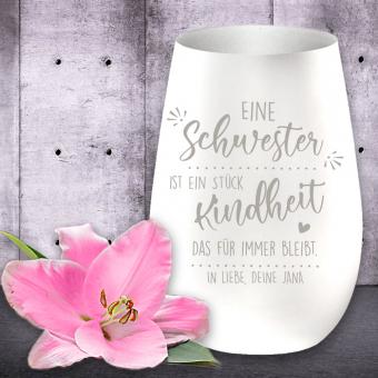 "Eine Schwester ist ein Stück Kindheit", persönliches Windlicht mit Gravur für deine Schwester Weiß-Silber