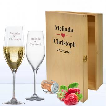 2 Sektgläser in einer bedruckten Holzkiste ohne Sekt