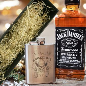 Jack Daniel's Whisky mit Flachmann und Totenkopf Gravur 
