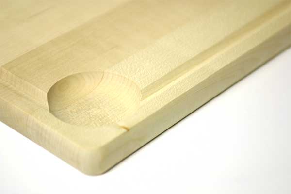 Tranchierbrett Holz graviert mit Saftrille 