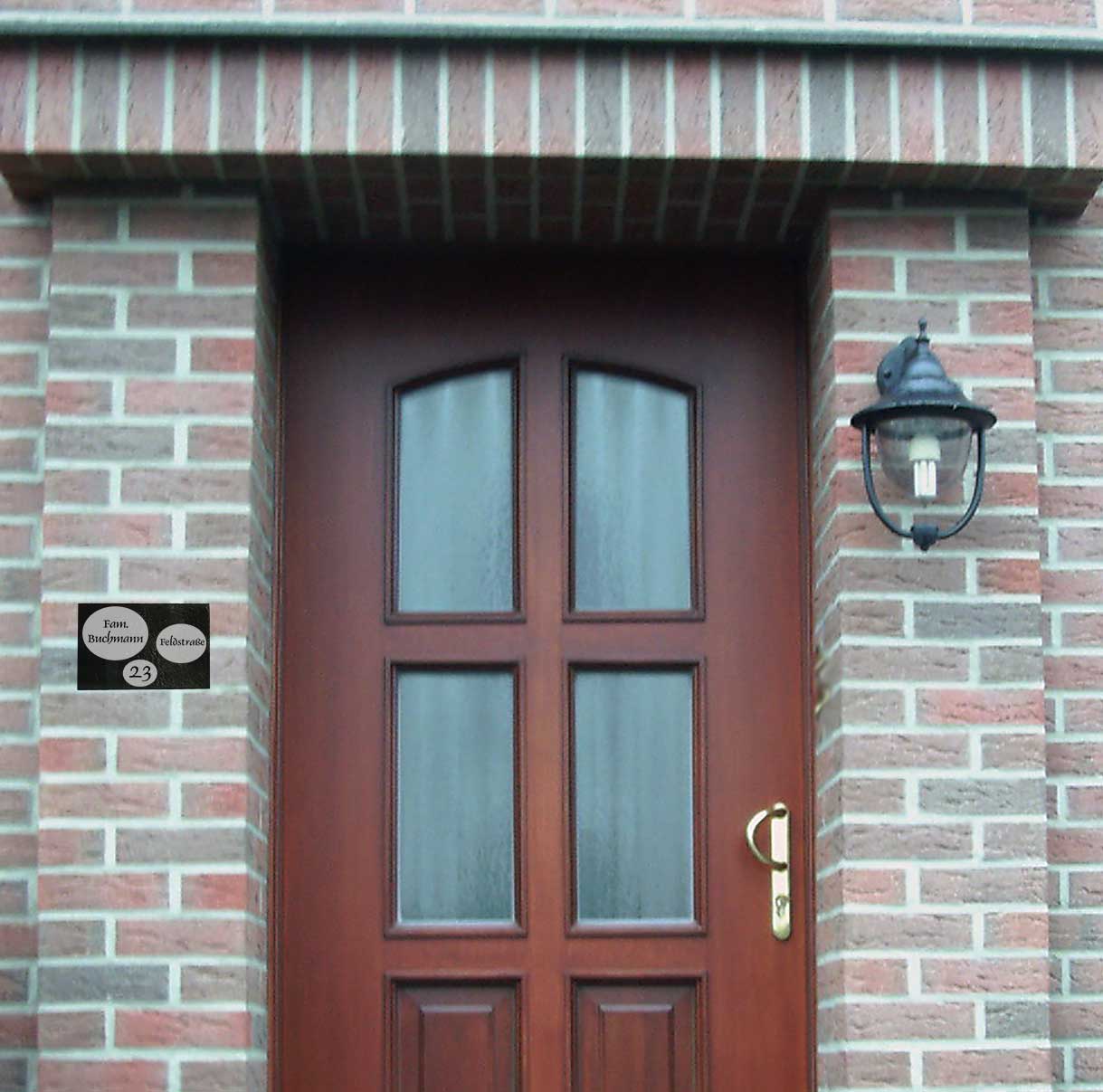 Auf Schiefertafel eingravierte Hausnummer 