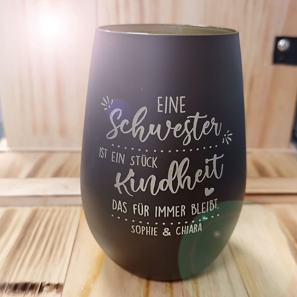 "Eine Schwester ist ein Stück Kindheit", persönliches Windlicht mit Gravur für deine Schwester Schwarz-Gold