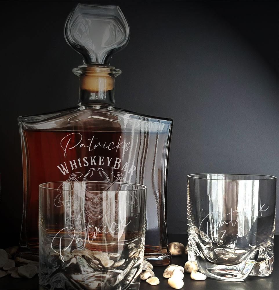 Individuelles Whisky Geschenk Totenkopf mit Karaffe, Gläser und Kiste 