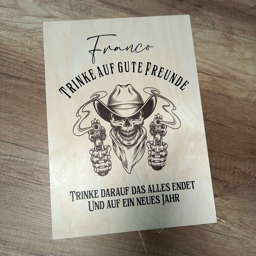 Individuelles Whisky Geschenk Totenkopf mit Karaffe, Gläser und Kiste 